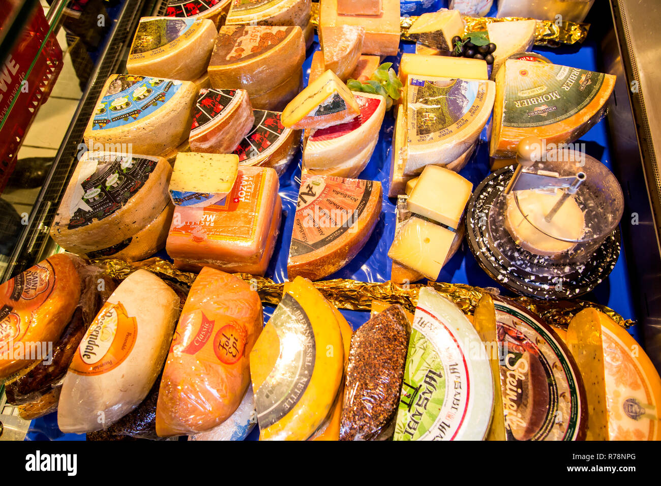 Armadio refrigerato con vari formaggi, supermercato, Germania Foto Stock