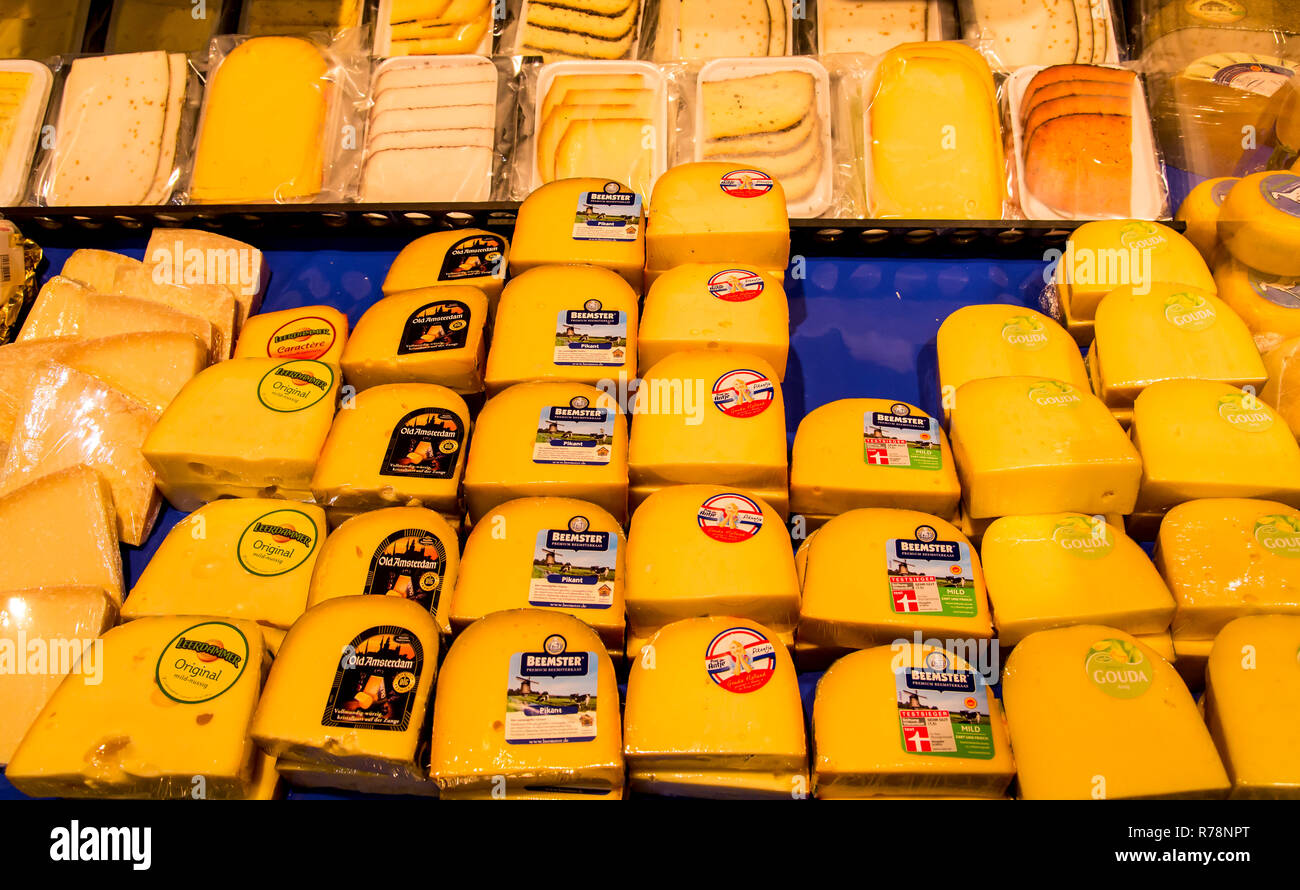 Armadio refrigerato con vari formaggi, supermercato, Germania Foto Stock
