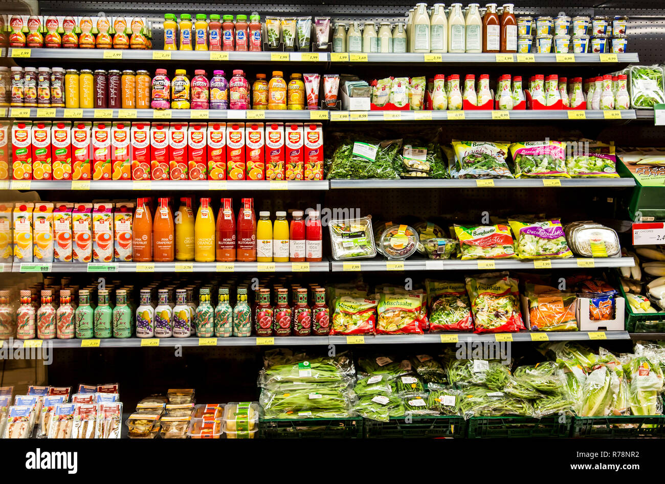 Ripiano refrigerato con vari prodotti vegetali, insalate confezionate, medicazioni, succhi, supermercato, Germania Foto Stock