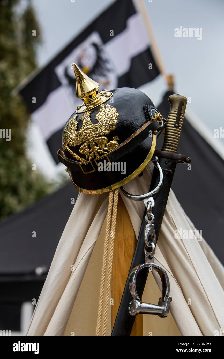 Tedesco casco spiked messa su una tenda, Prussiani accampamento militare, in occasione di una riunione della rievocazione storica interpreti, Oberhausen Foto Stock