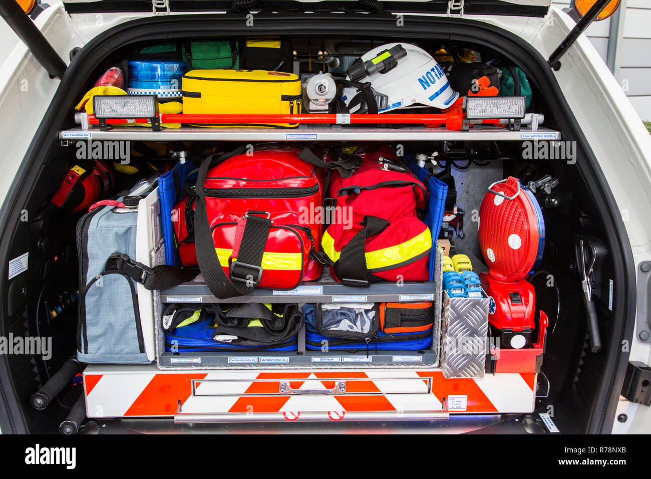 Equipaggiamento di un medico di emergenza, veicolo d'emergenza, Germania Foto Stock