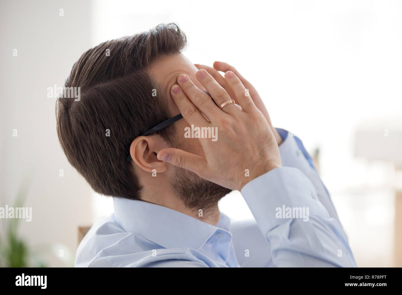 Close up uomo templi massaggiante che soffrono di mal di testa Foto Stock