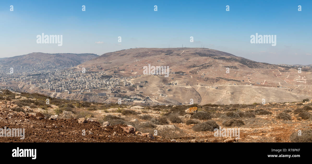 Panorama di Nablus (Shomron o Sichem), monte Ebal e Monte Gherizim Foto Stock