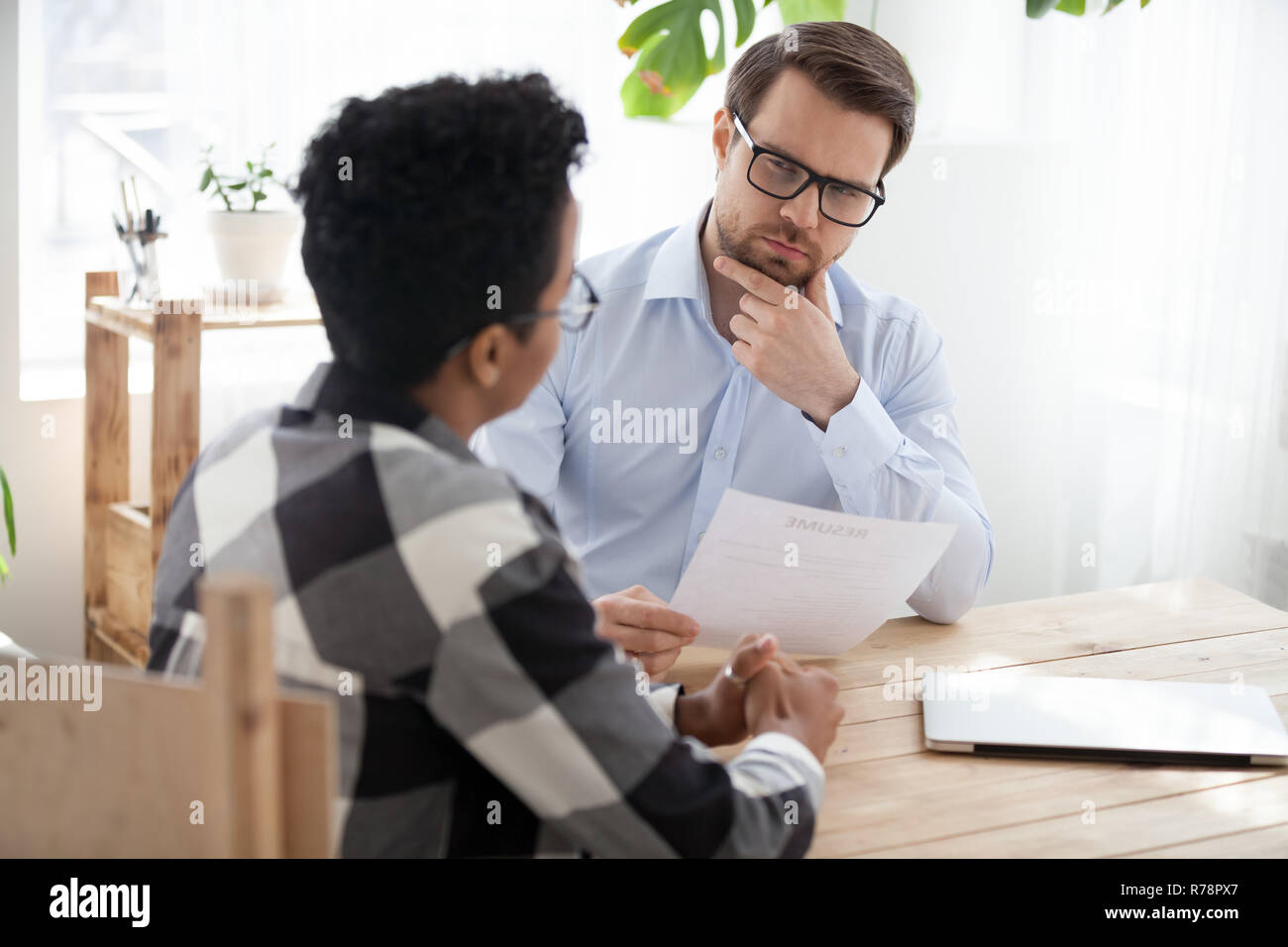 Sospette datore di lavoro maschio dubbio circa il nero candidatura candidati Foto Stock