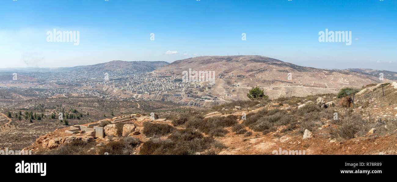 Panorama di Nablus (Shomron o Sichem), monte Ebal e Monte Gherizim Foto Stock