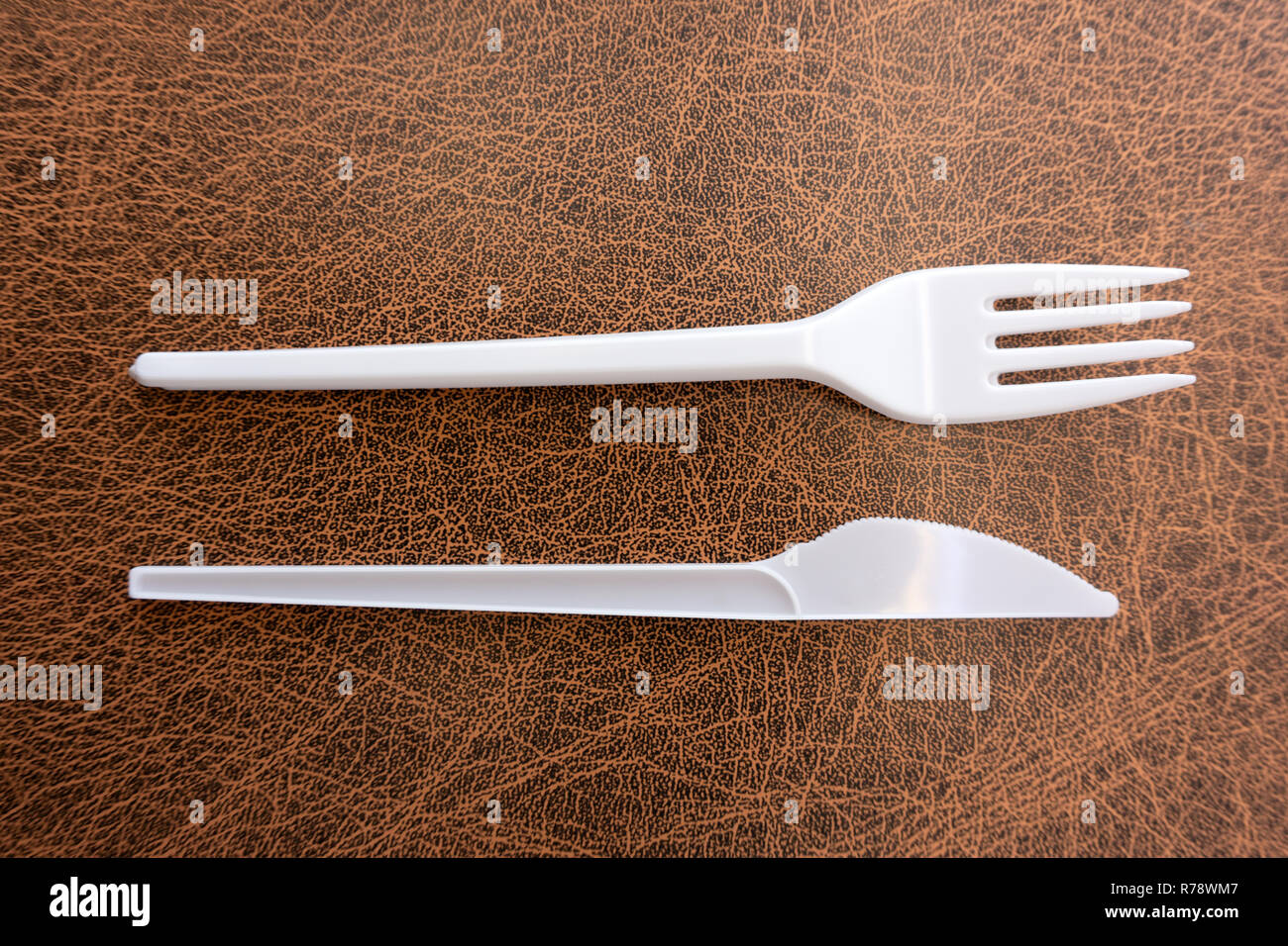 Coltello in plastica e la forcella isolati su sfondo bianco Foto Stock