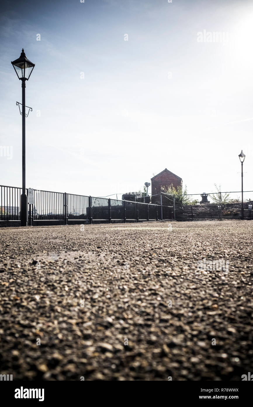 Di piccole dimensioni isolata abbandonato edificio di mattoni, shack o capannone, dietro una recinzione temporanea Foto Stock