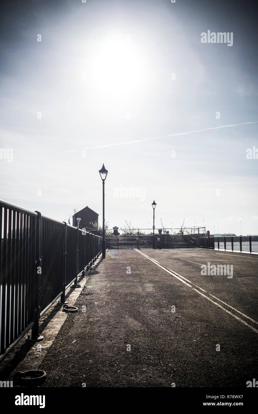 Di piccole dimensioni isolata abbandonato edificio di mattoni, shack o capannone, dietro una recinzione temporanea Foto Stock