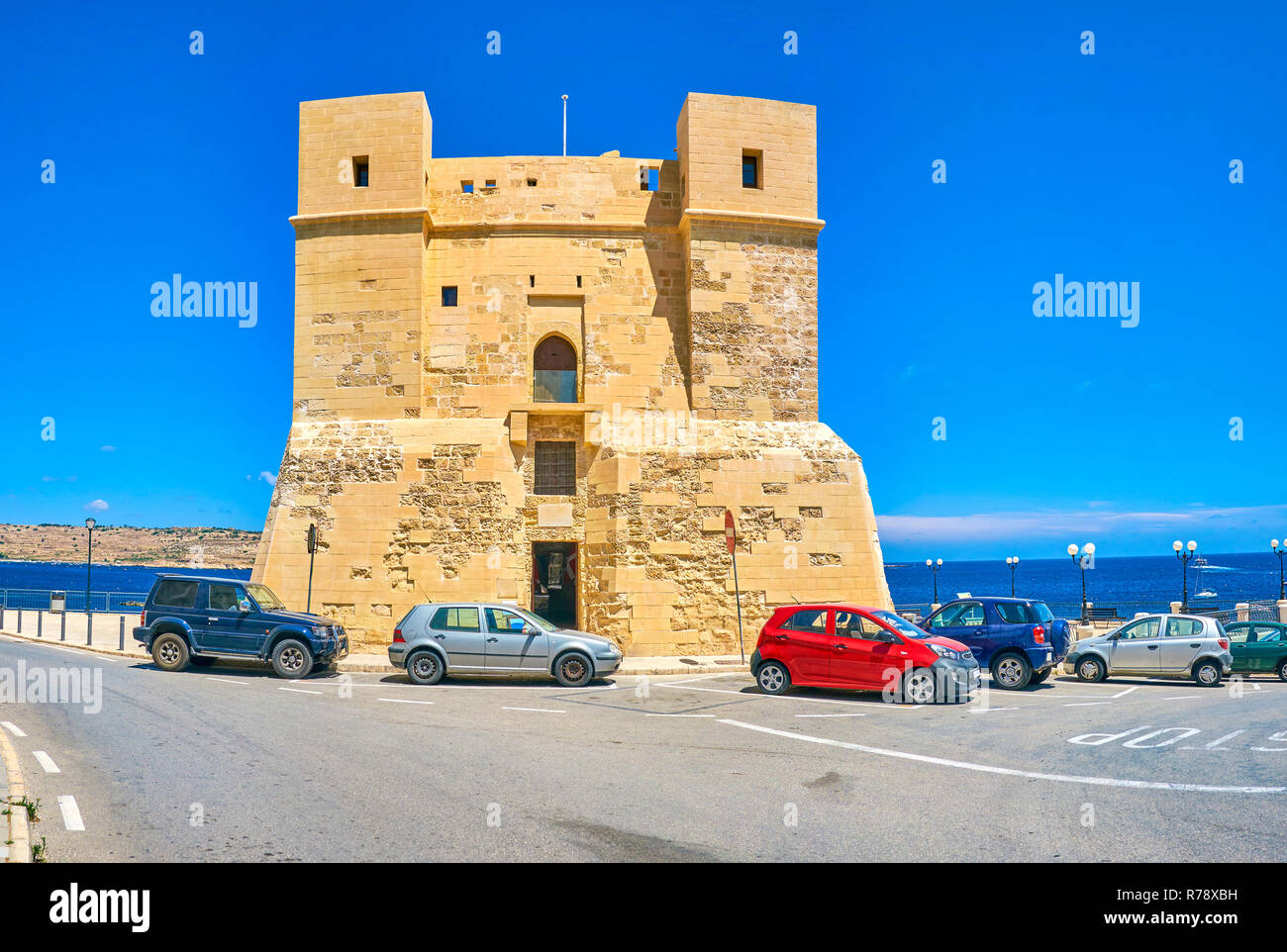 La facciata vista sulla Torre di Wignacourt, in piedi sul bordo della scogliera che si affaccia la zona circostante di Bugibba resort, Malta Foto Stock