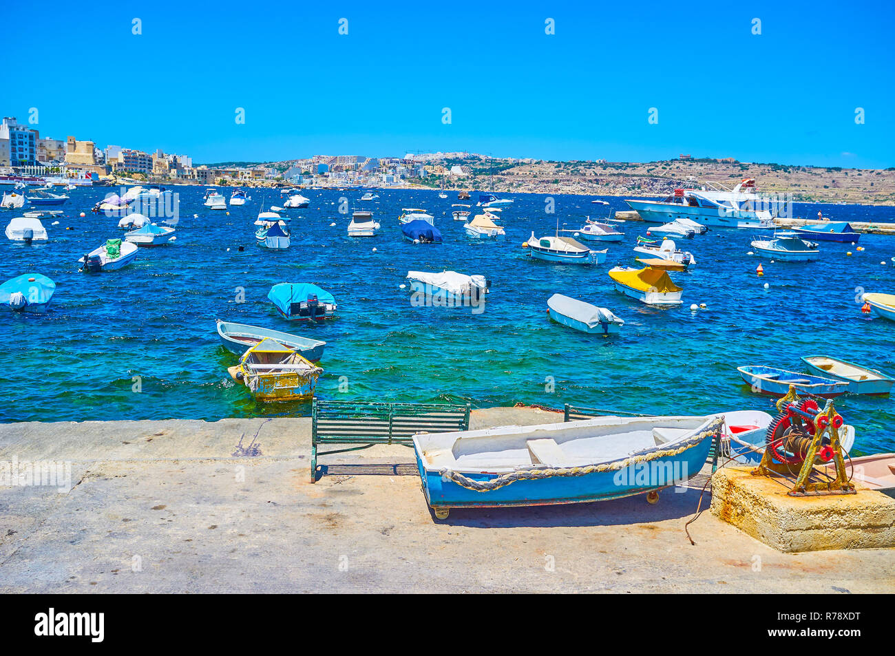 Le barche ormeggiate nel porto di pesca di resort, allungandosi lungo St Paul Bay di Bugibba, Malta Foto Stock