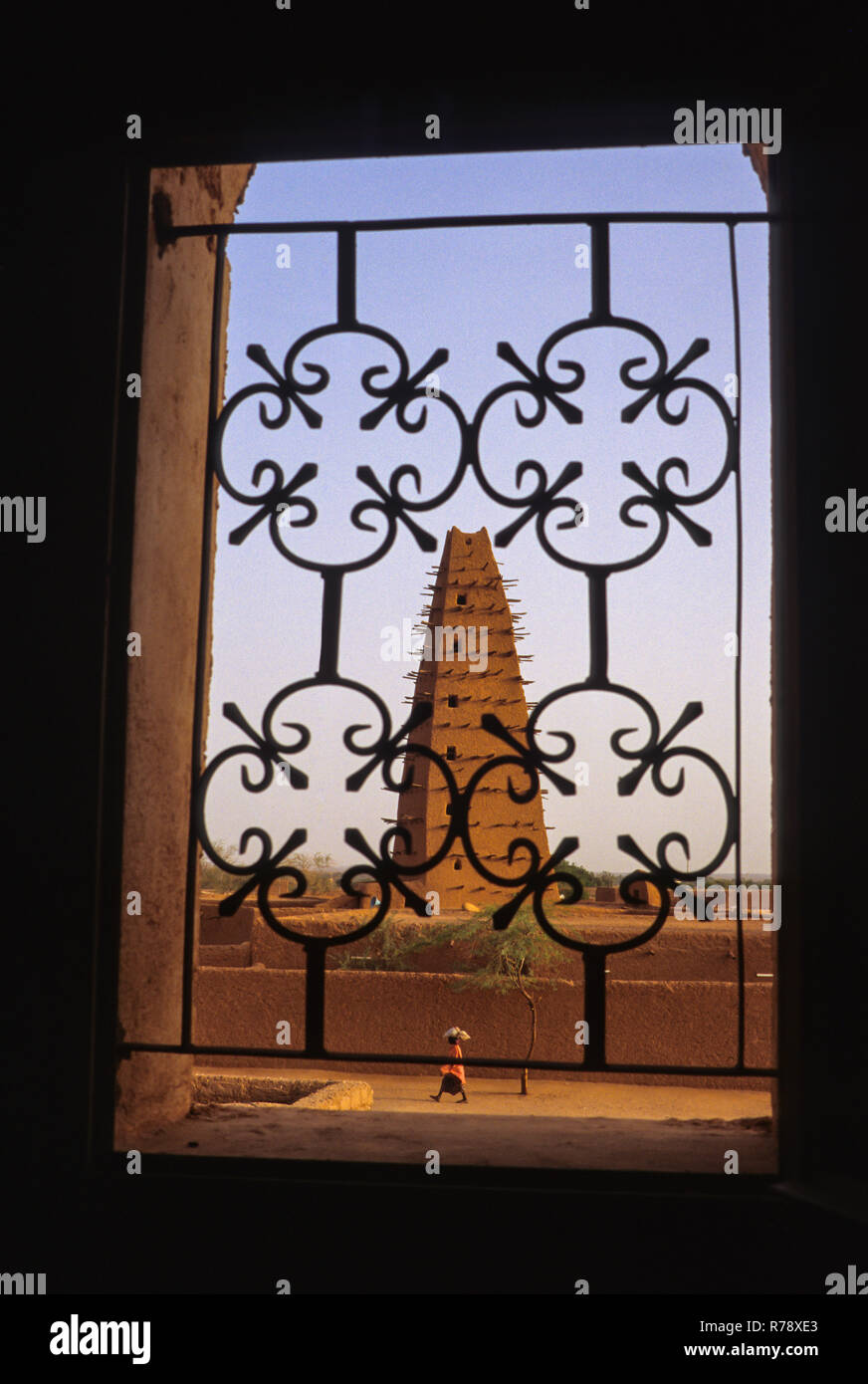 Agadez, Niger. La moschea di Agadez, visto attraverso la finestra artistica l'intelaiatura. Foto Stock