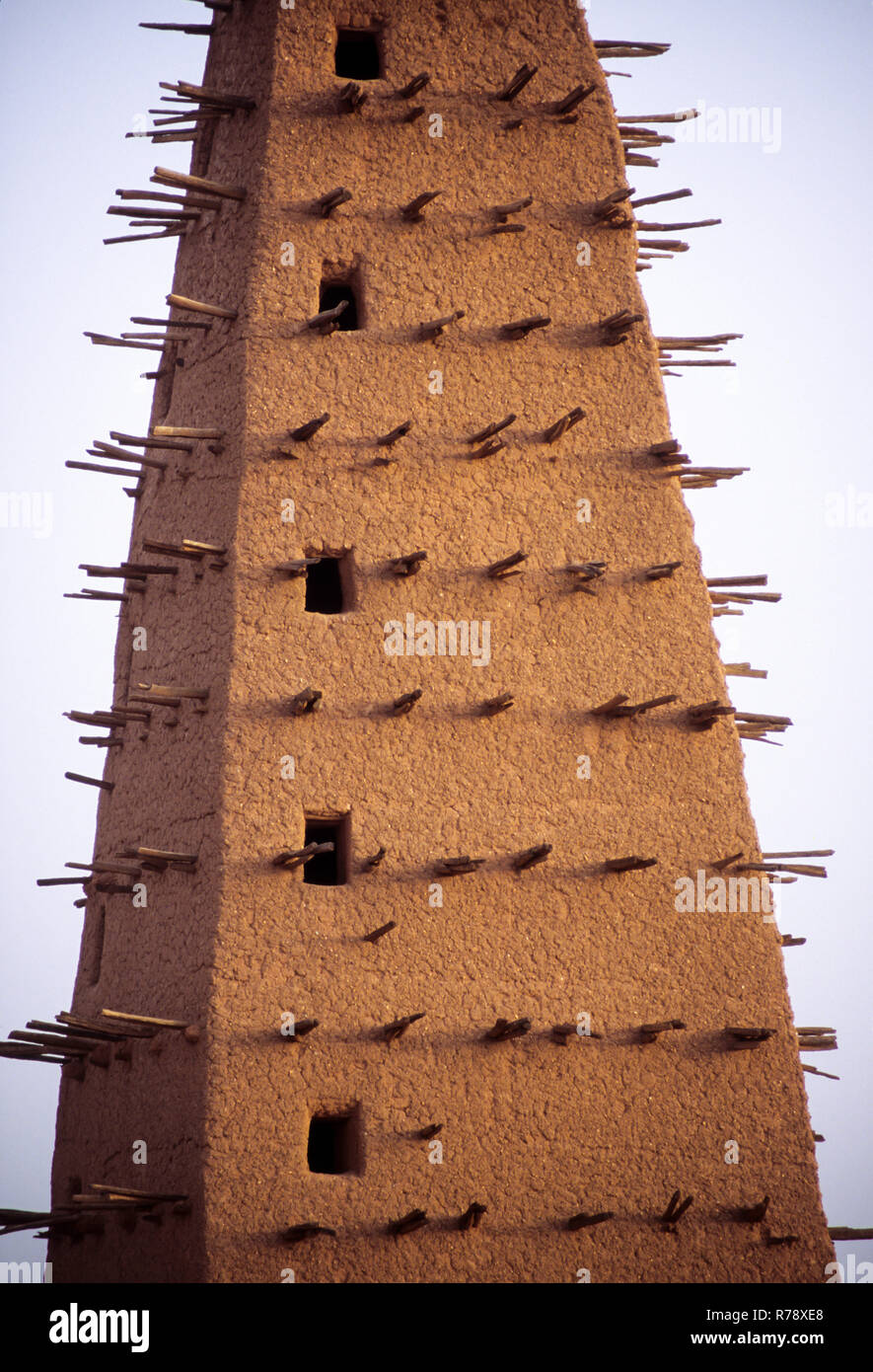 Agadez, Niger. Il minareto della moschea di Agadez. I poli sono a piedi su per applicare un nuovo strato di fango dopo ogni anno la stagione delle piogge. Foto Stock