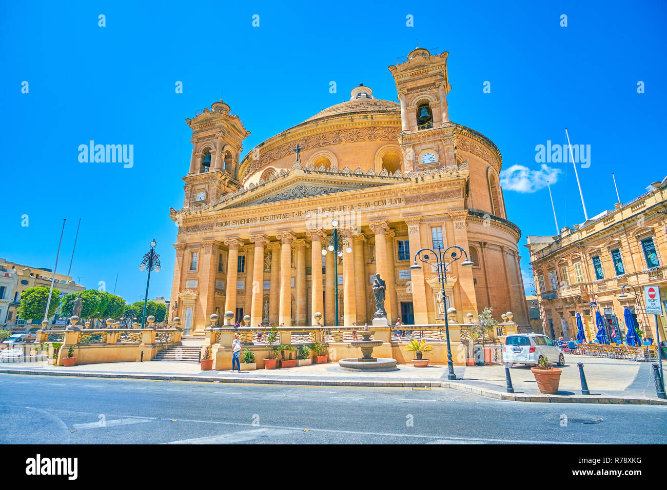 MOSTA, Malta - 14 giugno 2018: La Chiesa Parrocchiale dell Assunta, famoso come Dome o Rotunda è il principale punto di riferimento della città, basato su Roma Pantheon con scenic por Foto Stock