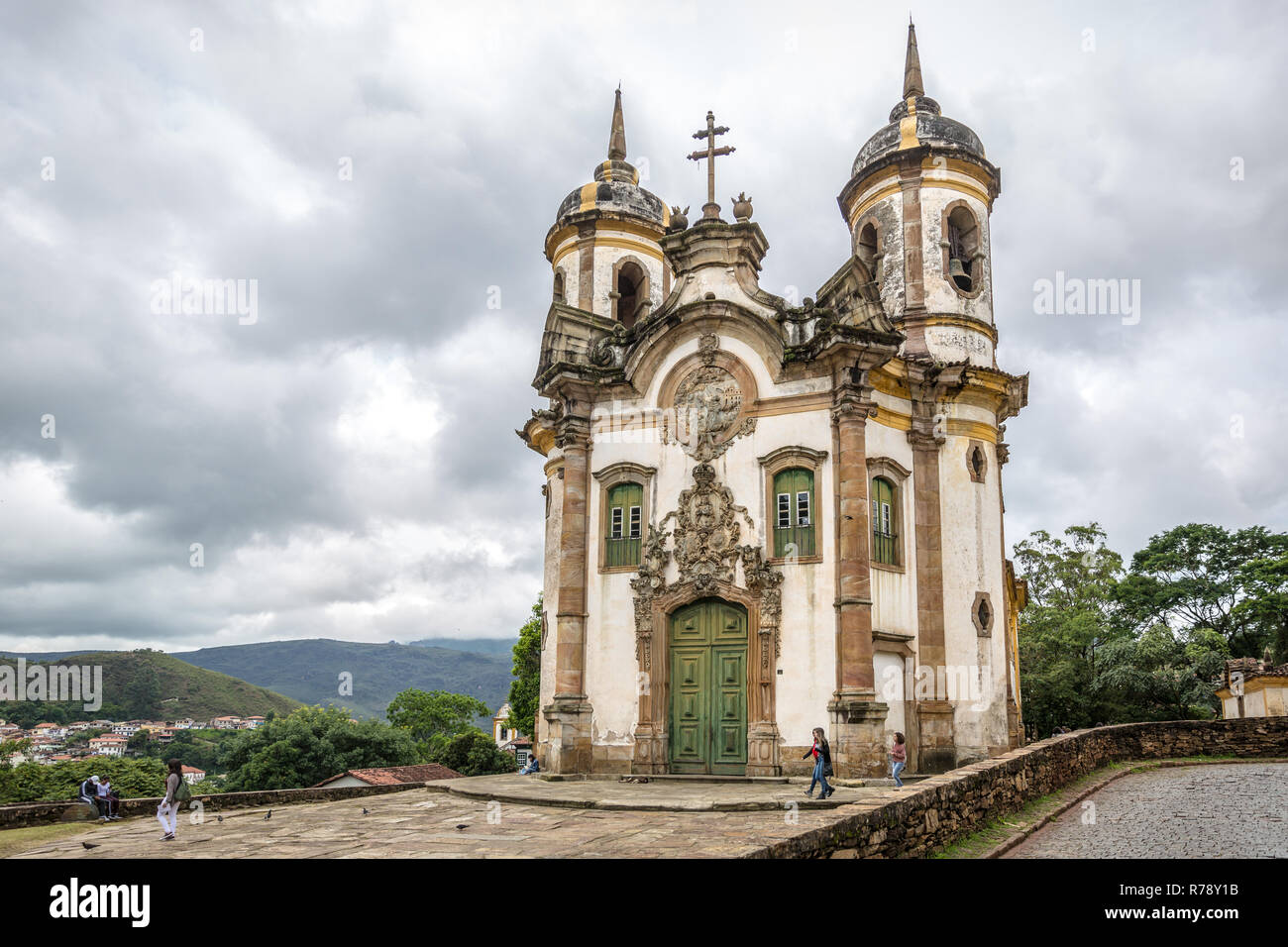 Ouro Preto, Minas Gerais - Nov 2° 2018 - la celebre chiesa di San Francesco di Assisi, un rococò chiesa cattolica a Ouro Preto, Brasile in un cielo nuvoloso Foto Stock