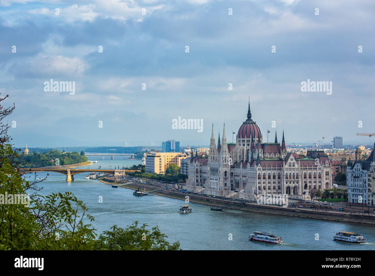 I raggi del sole al mattino illumina la bellissima città di Budapest. Sulle rive del Danubio, il Parlamento ungherese costruire torri, navi sa Foto Stock