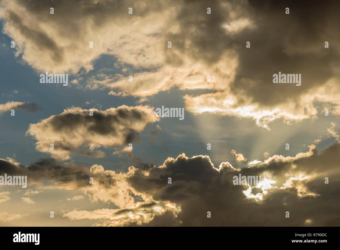 Bella dettaglio di un drammatico sky in cui i picchi di sole attraverso le nuvole Foto Stock