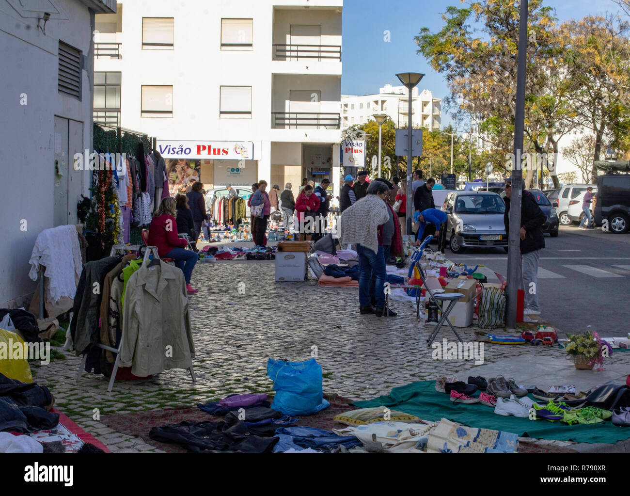 Quarteira, Portogallo, il mercato mensile delle pulci in cui una vasta selezione di beni di seconda mano sono in vendita.in questa sezione vestiti di seconda mano sono in vendita Foto Stock