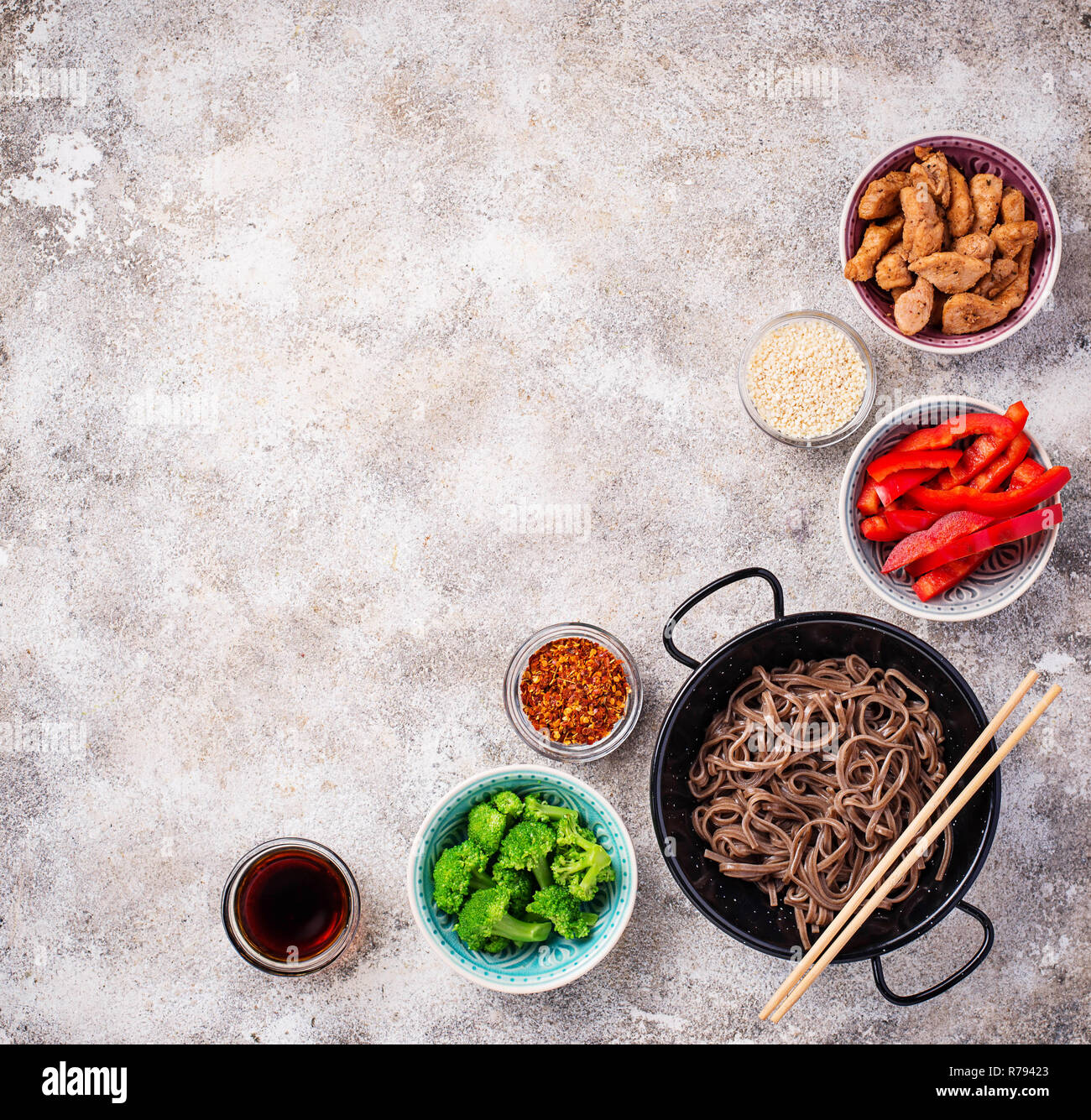 Asian noodles soba con vari ingredienti Foto Stock