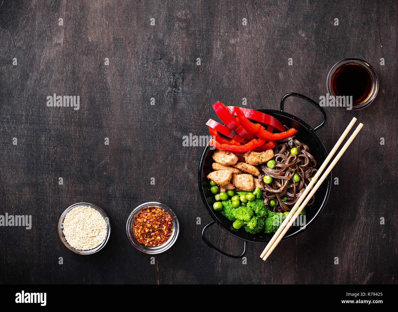 Stir fry soba con carne e verdure Foto Stock