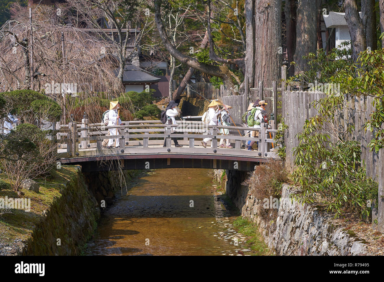 Un gruppo di pellegrini giapponesi che arrivano al tempio di Monte Koya (KoyaSan) Foto Stock