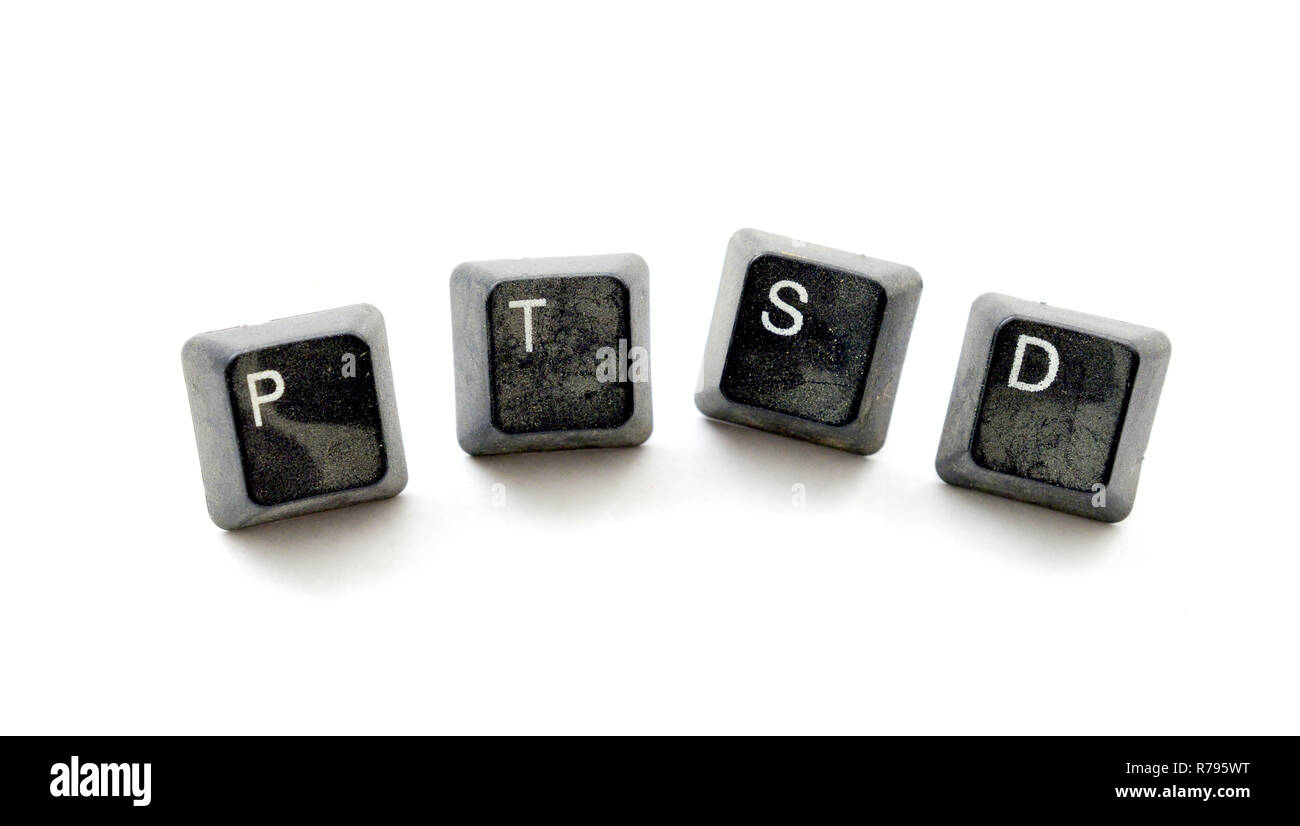Testo ptsd con il vecchio computer di sporco pulsanti su sfondo bianco,immagine Foto Stock