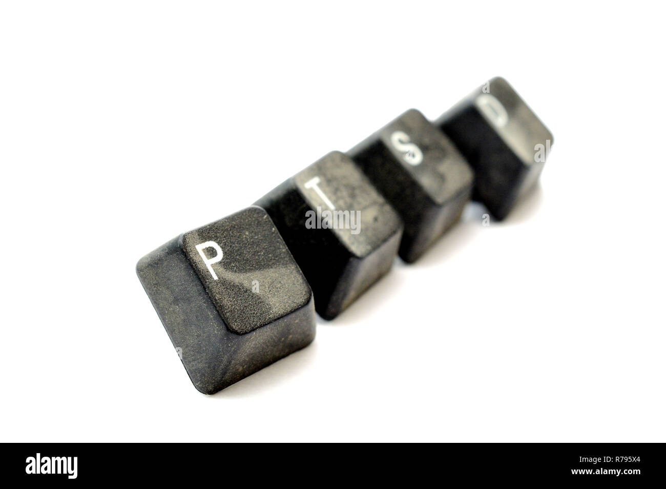 Testo ptsd con il vecchio computer di sporco pulsanti su sfondo bianco, shalow dof immagine Foto Stock
