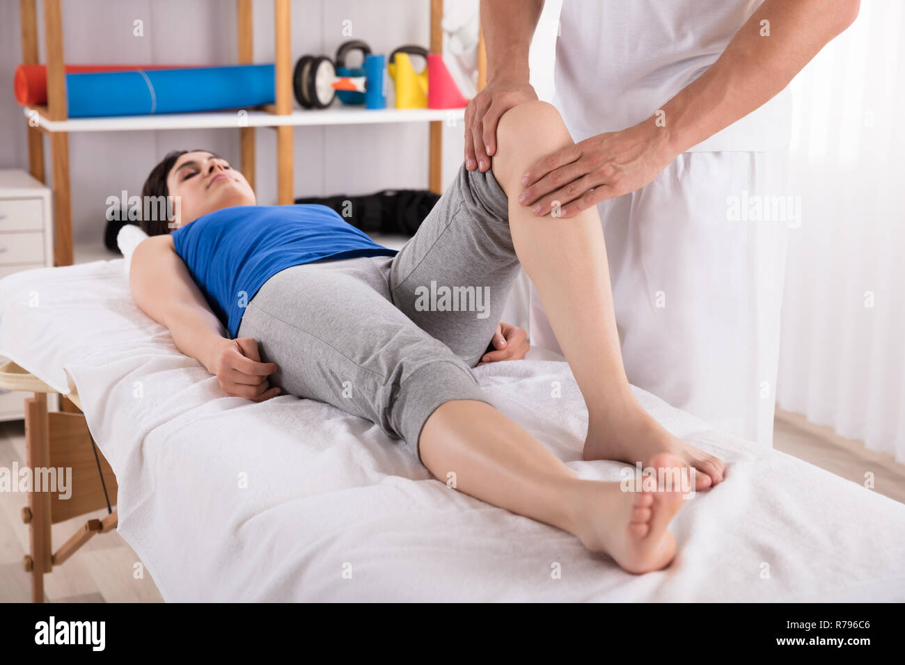 Donna ricevere massaggio delle gambe Foto Stock