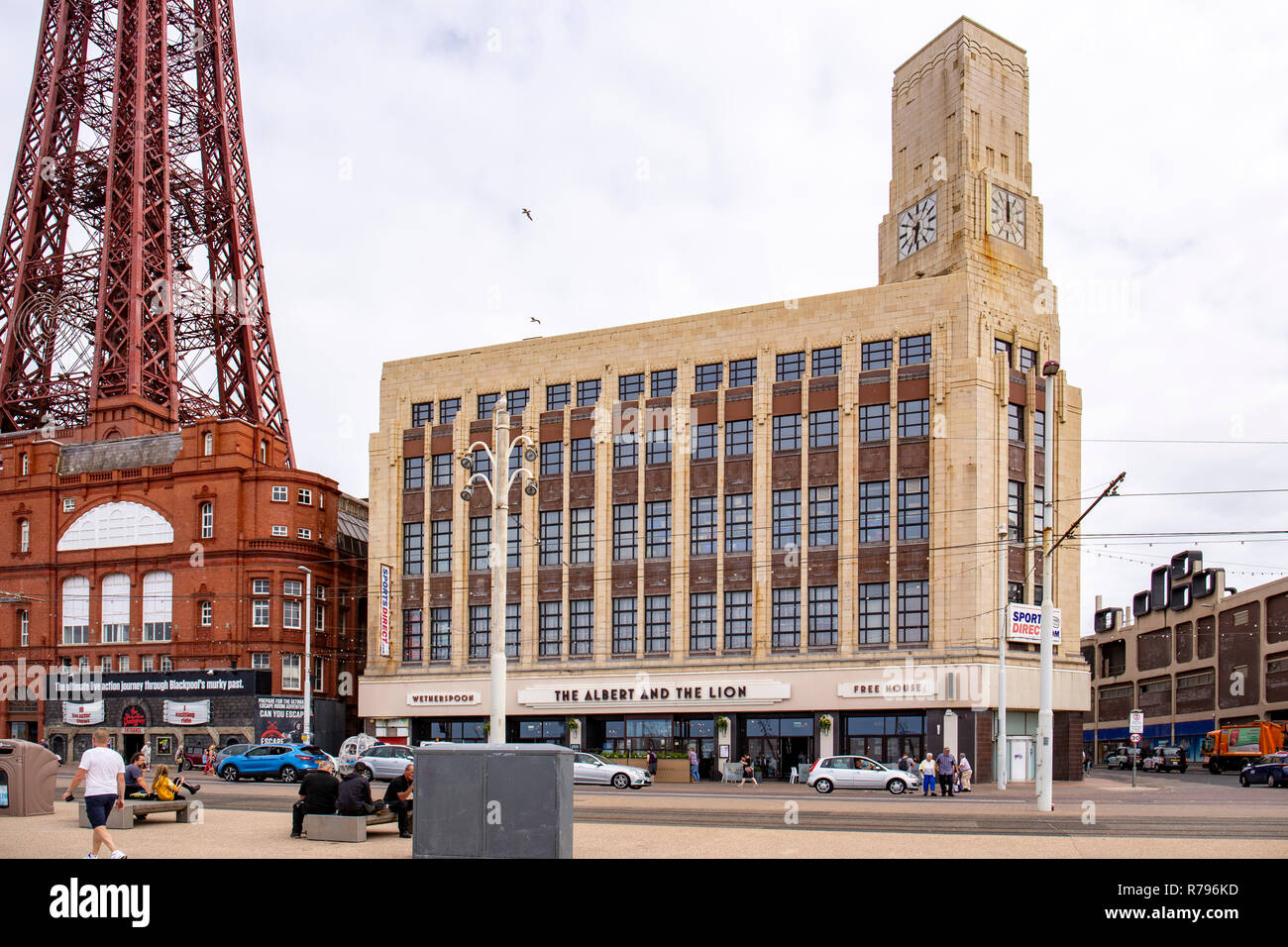 Woolworth Building con l'Albert e il leone Wetherspoon pub in Blackpool Lancashire Regno Unito Foto Stock