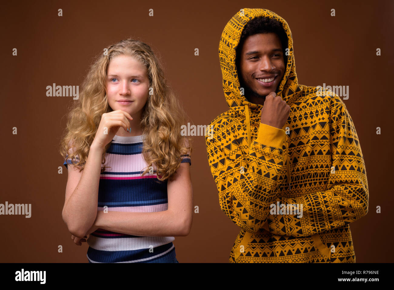Ritratto di giovane africano e Caucasico ragazza adolescente pensare Foto Stock
