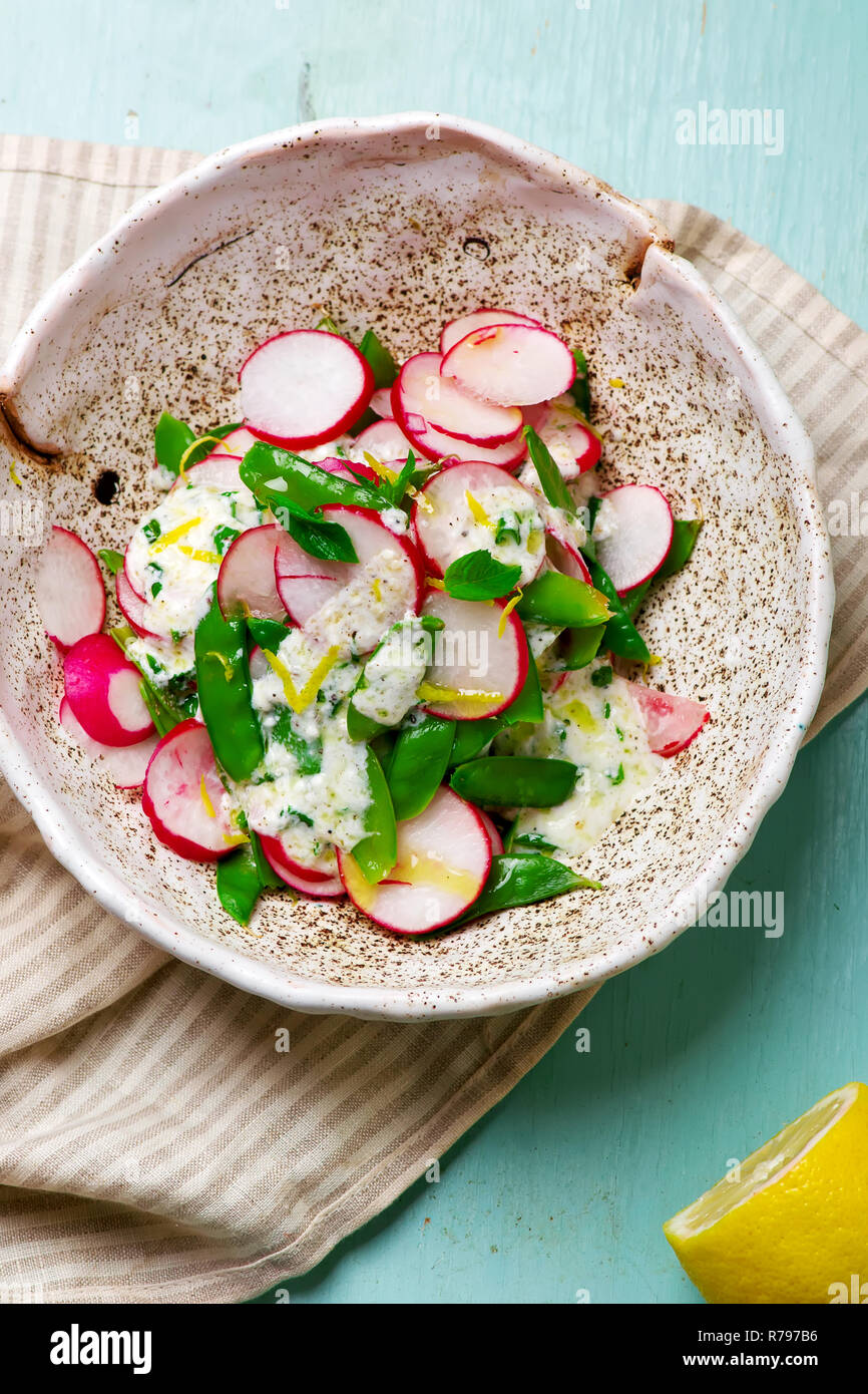 Snap insalata pearadish erborinati yogurt.stile rustico.Il fuoco selettivo Foto Stock