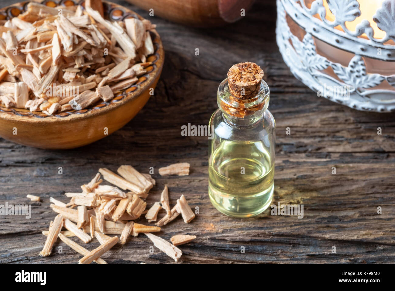 Una bottiglia di olio essenziale di cedro con trucioli di legno Foto stock  - Alamy