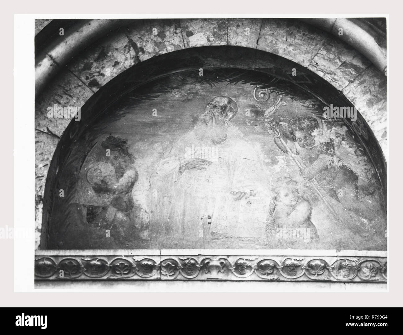 Abruzzo L'Aquila L'Aquila di Santa Maria di Collemaggio, questa è la mia Italia, il paese italiano di storia visiva, architettura medievale, scultura architettonica, pittura murale 13-15 secolo post-architettura medievale, scultura architettonica del XVIII secolo, sculture, affreschi, dipinti a muro, metallo crocifisso la copertura dei dipinti alcune vedute di interni architettonici. Foto Stock