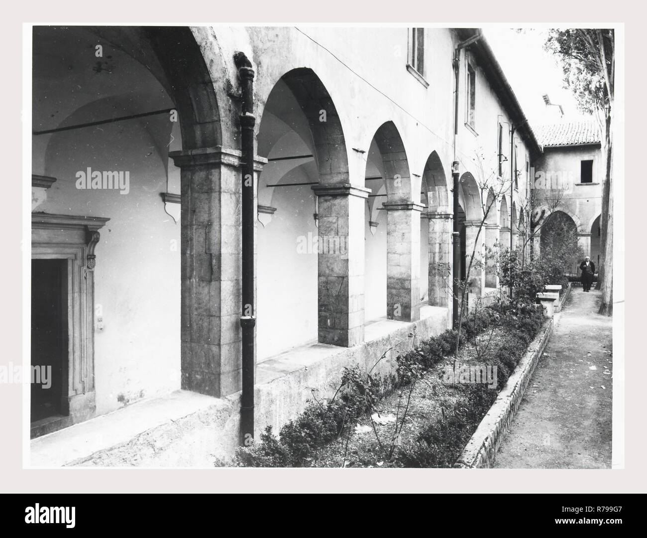 Abruzzo L'Aquila L'Aquila di Santa Maria di Collemaggio, questa è la mia Italia, il paese italiano di storia visiva, architettura medievale, scultura architettonica, pittura murale 13-15 secolo post-architettura medievale, scultura architettonica del XVIII secolo, sculture, affreschi, dipinti a muro, metallo crocifisso la copertura dei dipinti alcune vedute di interni architettonici. Foto Stock