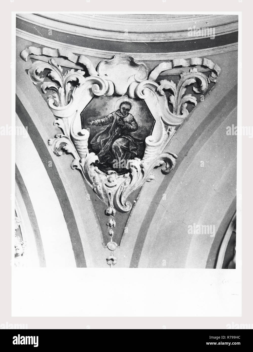 Abruzzo L'Aquila L'Aquila di Santa Maria di Collemaggio, questa è la mia Italia, il paese italiano di storia visiva, architettura medievale, scultura architettonica, pittura murale 13-15 secolo post-architettura medievale, scultura architettonica del XVIII secolo, sculture, affreschi, dipinti a muro, metallo crocifisso la copertura dei dipinti alcune vedute di interni architettonici. Foto Stock