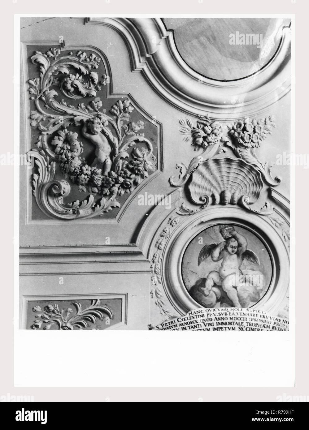 Abruzzo L'Aquila L'Aquila di Santa Maria di Collemaggio, questa è la mia Italia, il paese italiano di storia visiva, architettura medievale, scultura architettonica, pittura murale 13-15 secolo post-architettura medievale, scultura architettonica del XVIII secolo, sculture, affreschi, dipinti a muro, metallo crocifisso la copertura dei dipinti alcune vedute di interni architettonici. Foto Stock