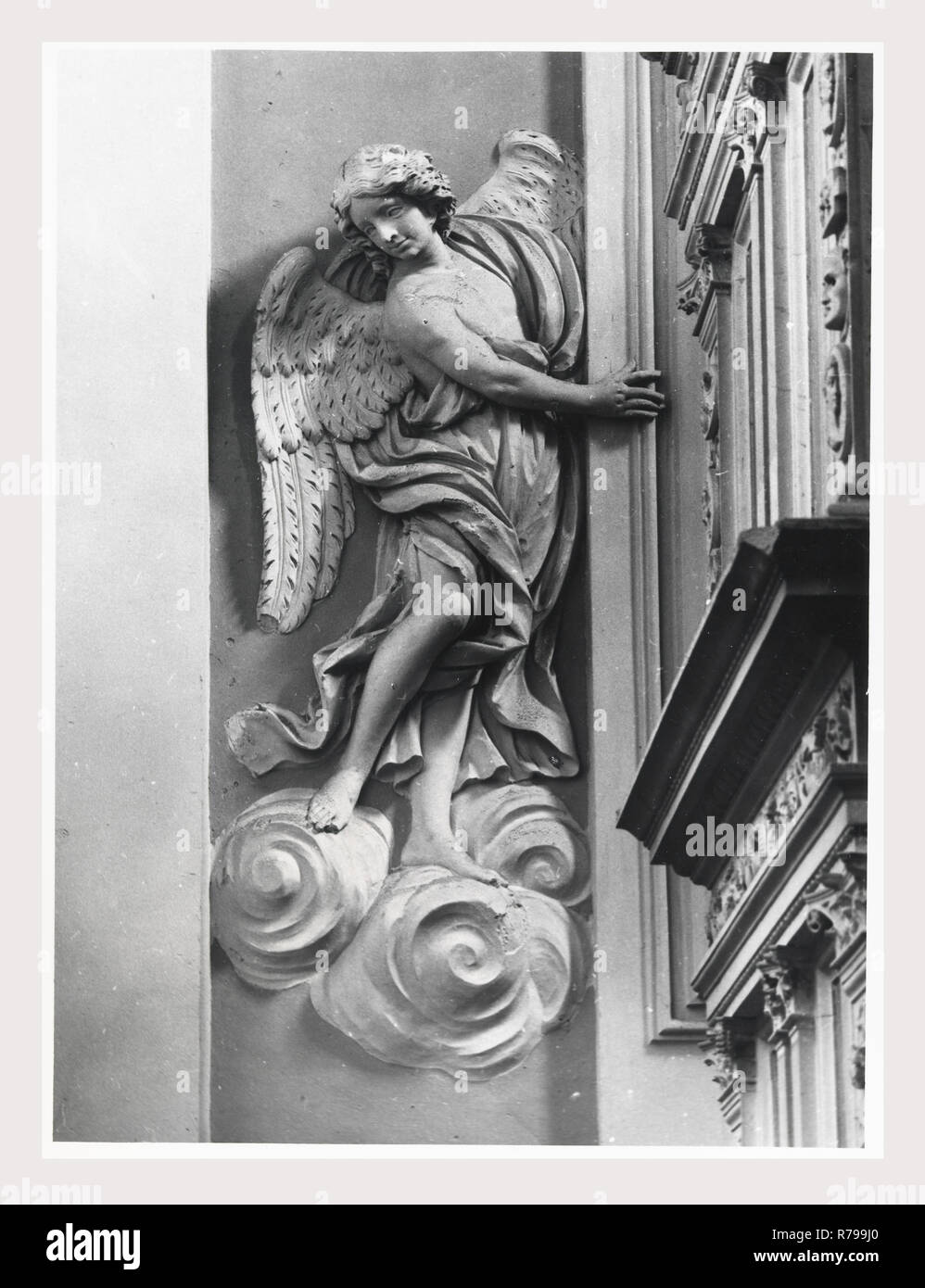 Abruzzo L'Aquila L'Aquila di Santa Maria di Collemaggio, questa è la mia Italia, il paese italiano di storia visiva, architettura medievale, scultura architettonica, pittura murale 13-15 secolo post-architettura medievale, scultura architettonica del XVIII secolo, sculture, affreschi, dipinti a muro, metallo crocifisso la copertura dei dipinti alcune vedute di interni architettonici. Foto Stock