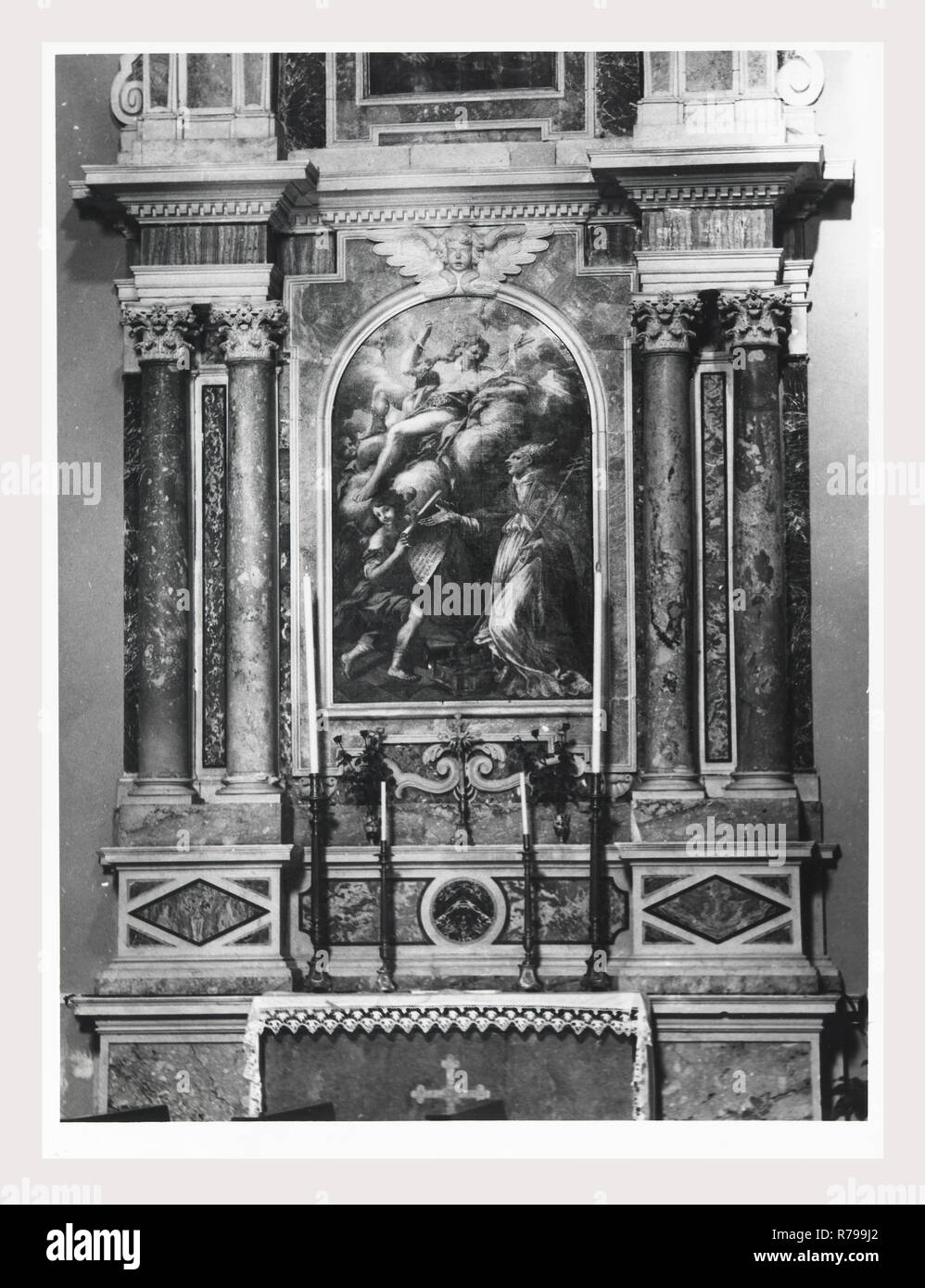 Abruzzo L'Aquila L'Aquila di Santa Maria di Collemaggio, questa è la mia Italia, il paese italiano di storia visiva, architettura medievale, scultura architettonica, pittura murale 13-15 secolo post-architettura medievale, scultura architettonica del XVIII secolo, sculture, affreschi, dipinti a muro, metallo crocifisso la copertura dei dipinti alcune vedute di interni architettonici. Foto Stock