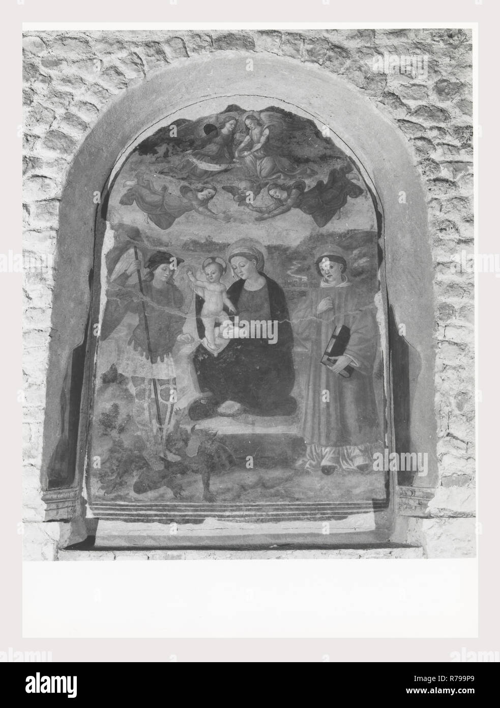 Abruzzo L'Aquila L'Aquila di Santa Maria di Collemaggio, questa è la mia Italia, il paese italiano di storia visiva, architettura medievale, scultura architettonica, pittura murale 13-15 secolo post-architettura medievale, scultura architettonica del XVIII secolo, sculture, affreschi, dipinti a muro, metallo crocifisso la copertura dei dipinti alcune vedute di interni architettonici. Foto Stock