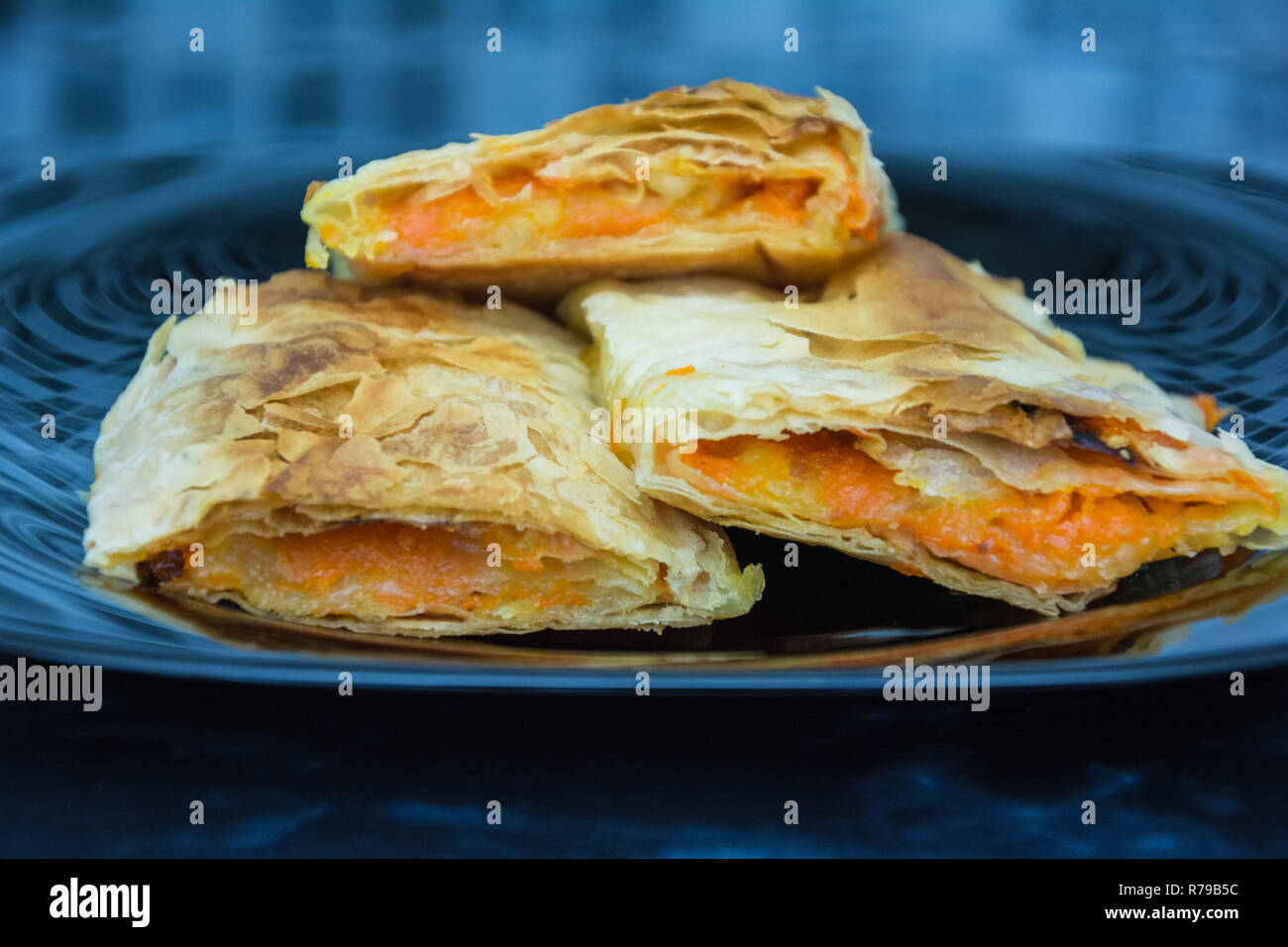 Tradizionale dessert fatti in casa e laminati torta di zucca o strudel fatto con la luce della pasta sfoglia foglio e zucca grattugiato Foto Stock