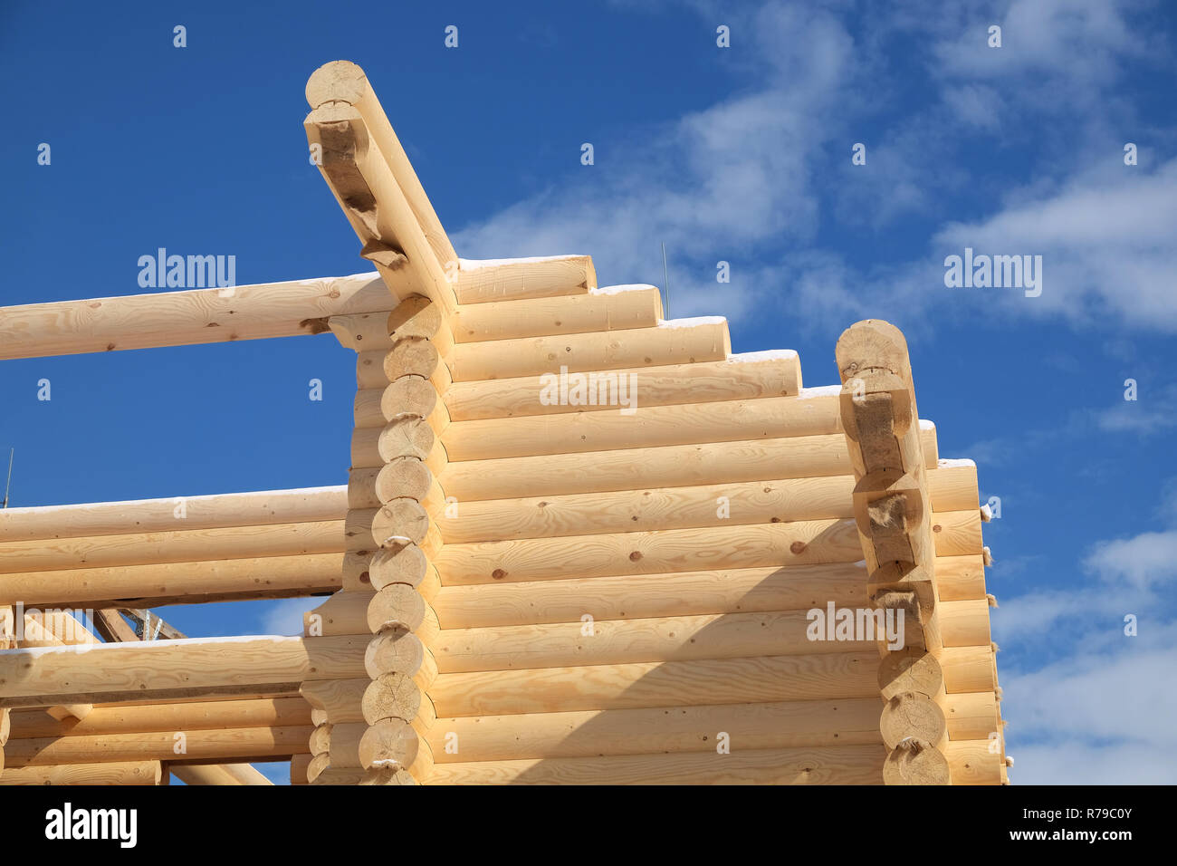 Grande casa rurale costruzione dal marrone sabbia liscia pino pesanti registri su luminosa giornata di sole Foto Stock