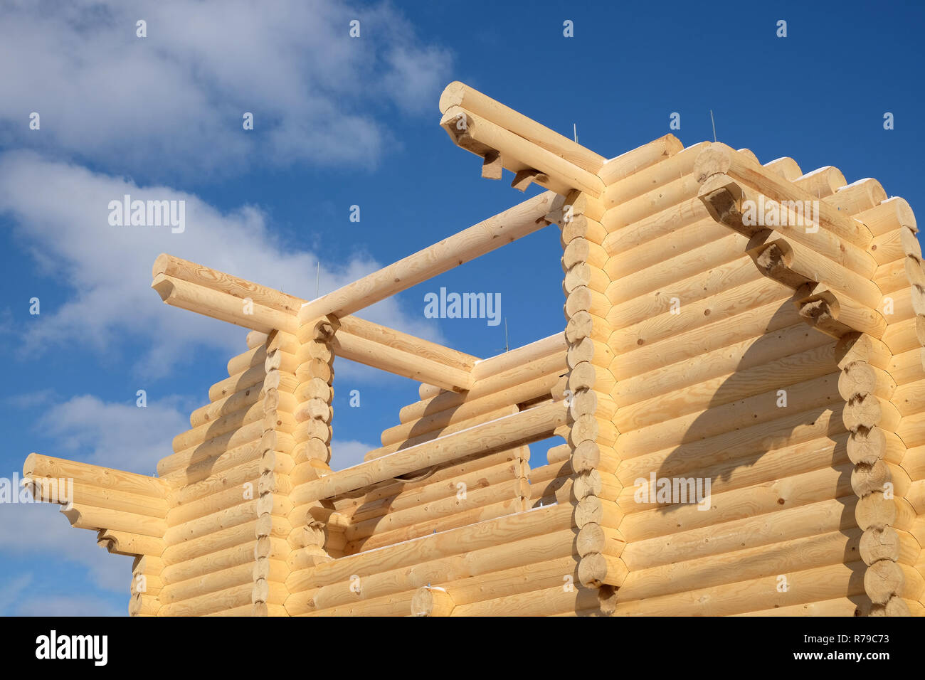 Grande casa rurale costruzione dal marrone sabbia liscia pino pesanti registri su luminosa giornata di sole Foto Stock