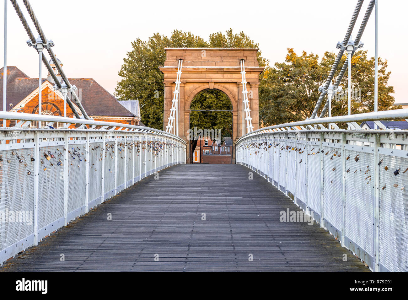 Una lunga esposizione immagine di Victoria Embankment in Nottingham, UK durante il tramonto in autunno Foto Stock