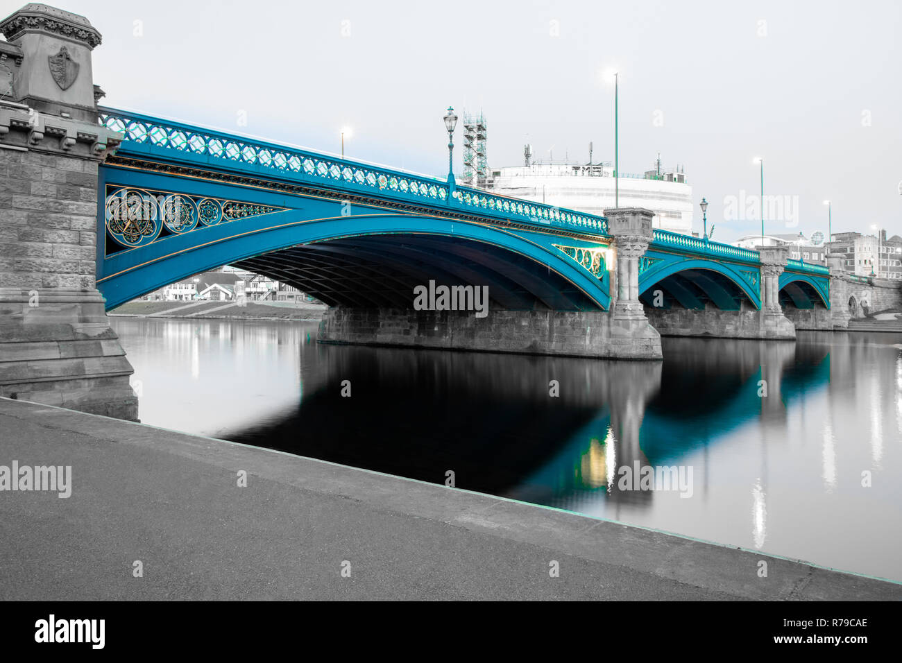 Una lunga esposizione di Ponte a Nottingham, UK, con luci riflettenti e embankment Foto Stock