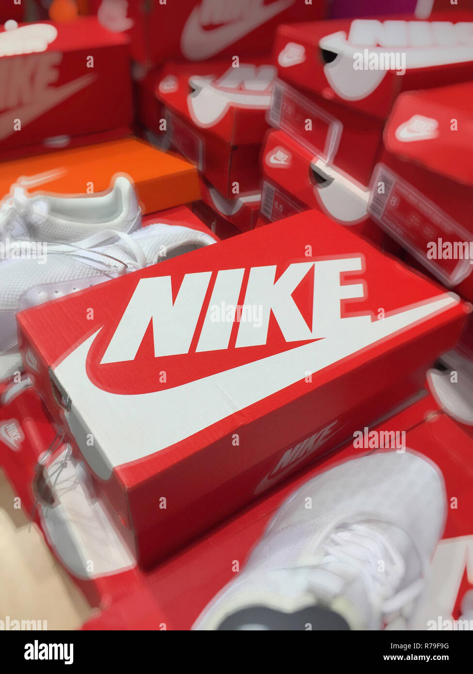 Scarpe Nike in vendita nel negozio, NYC, STATI UNITI D'AMERICA Foto stock -  Alamy