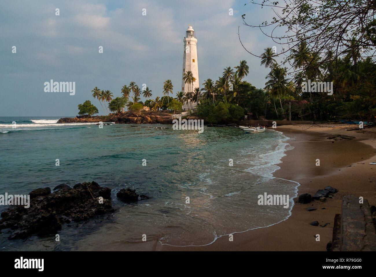 Sri Lanka, Dondra, 02/10/2014: la baia di Dondra fotografata dalla spiaggia con il faro in background Foto Stock