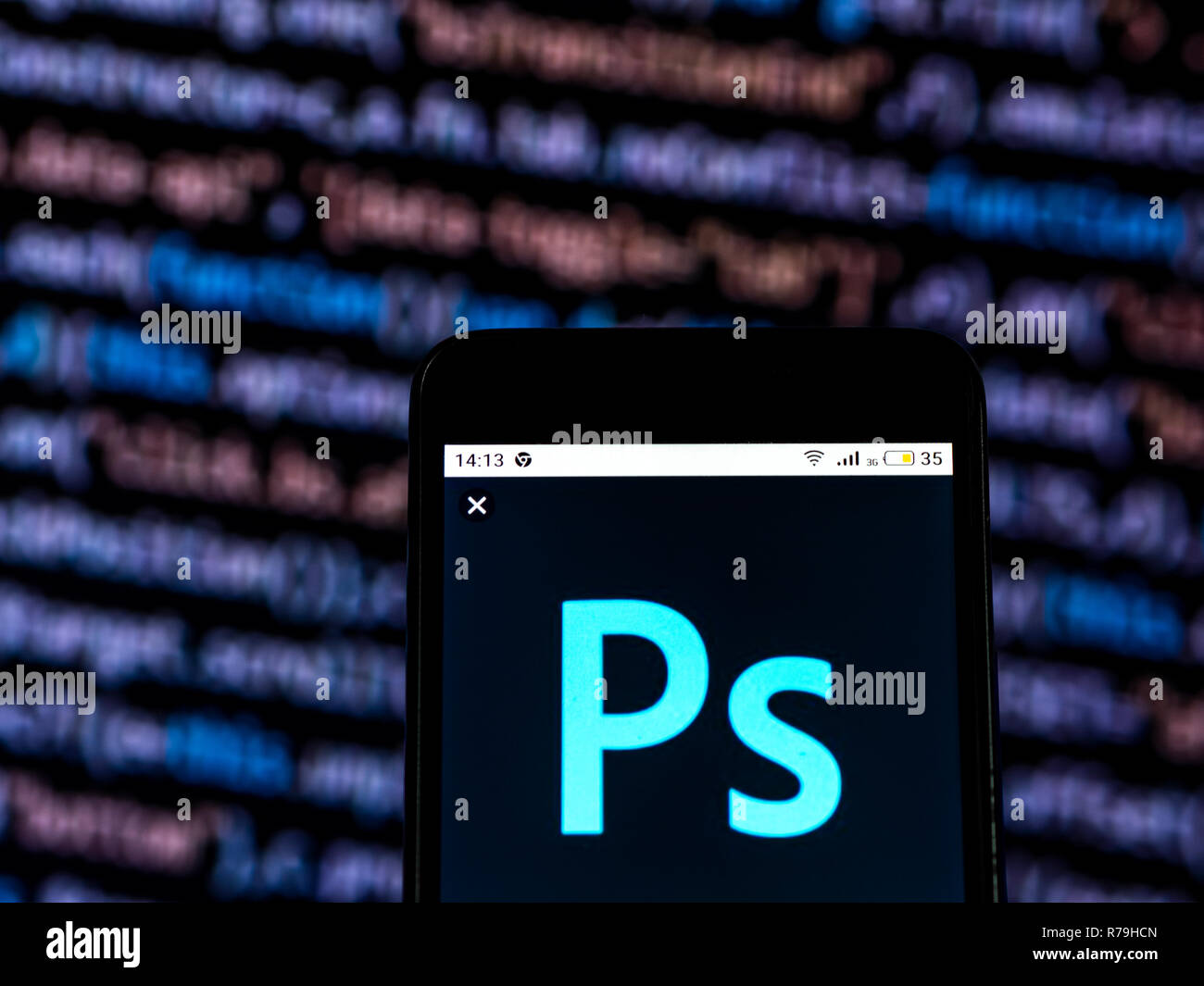 Adobe Photoshop software scaricabili visto il logo visualizzato sul telefono intelligente. Foto Stock