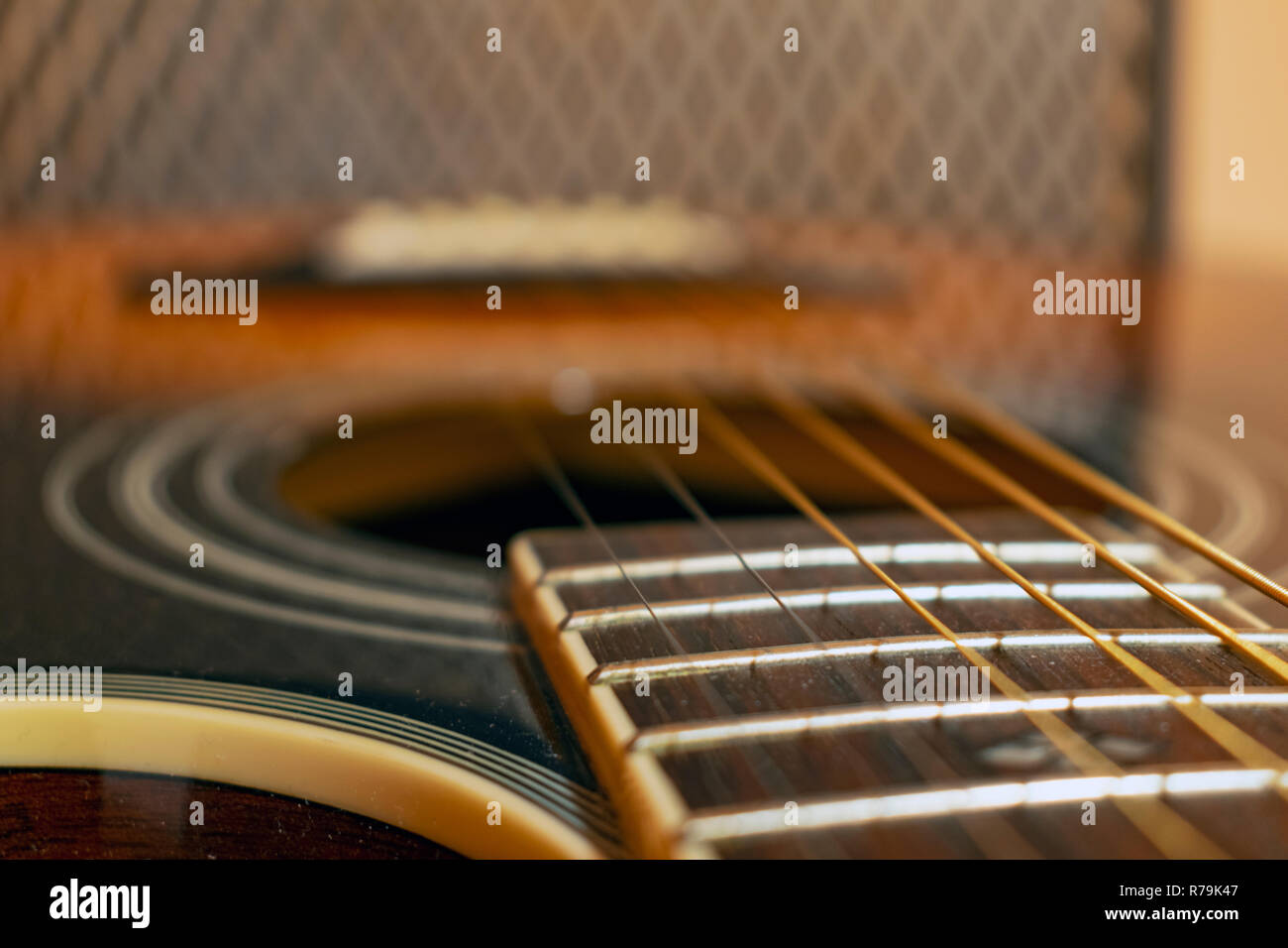 Classic Vintage chitarra acustica con visibile frats e fili. Vista da vicino Foto Stock