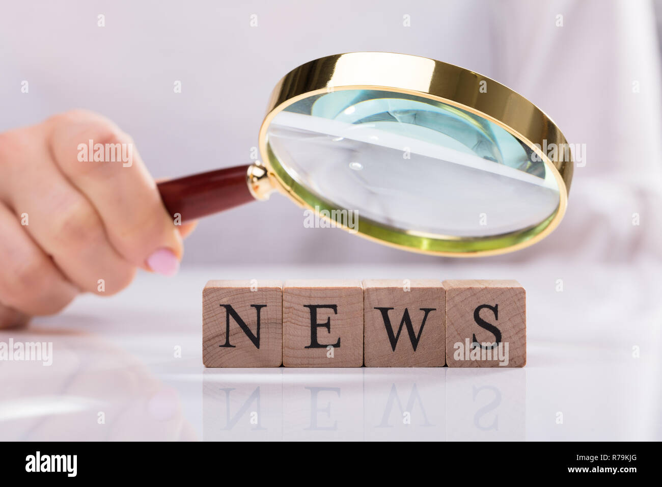 Imprenditrice esaminando News i blocchi cubici Foto Stock