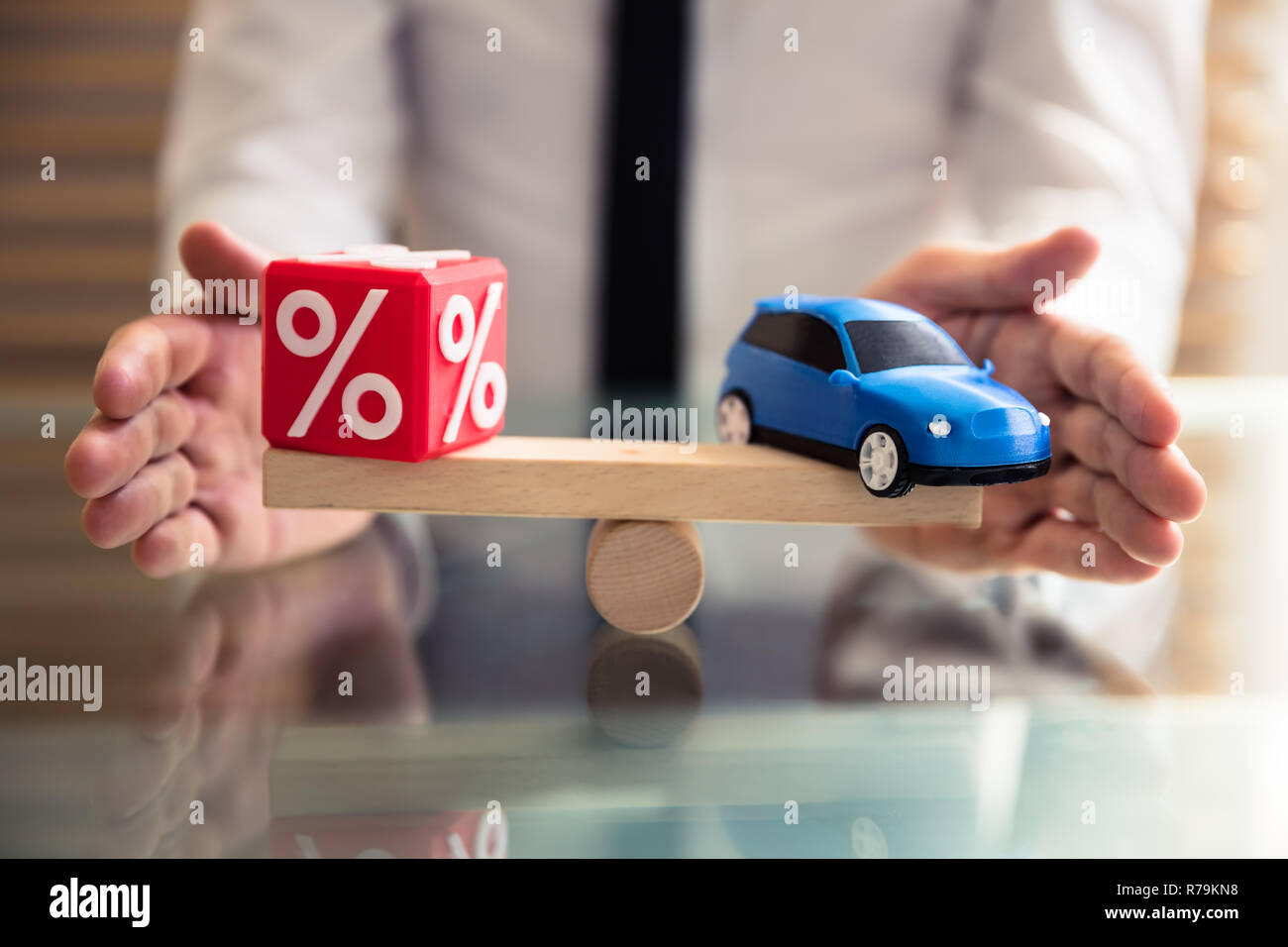 La protezione di equilibrio tra il simbolo di percentuale e auto Foto Stock