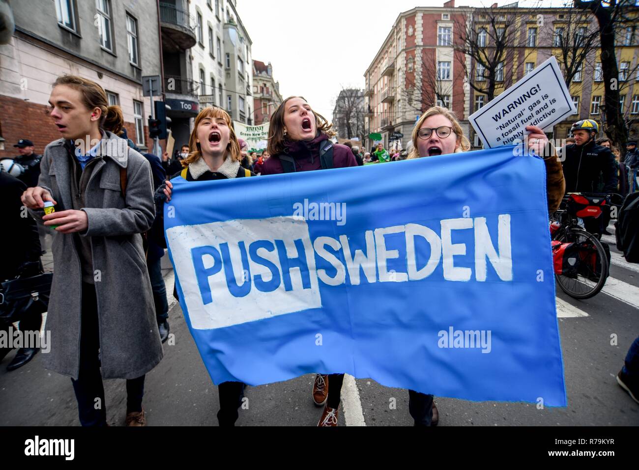 Tre donna vede gridando slogan con un banner durante il mese di marzo. Marzo per il clima durante la conferenza delle Nazioni Unite sui cambiamenti climatici (COP24).Il 2018 Conferenza delle Nazioni Unite sul cambiamento climatico (COP24) si svolgerà tra il 2 ed il 14 dicembre a Katowice, Polonia. Foto Stock